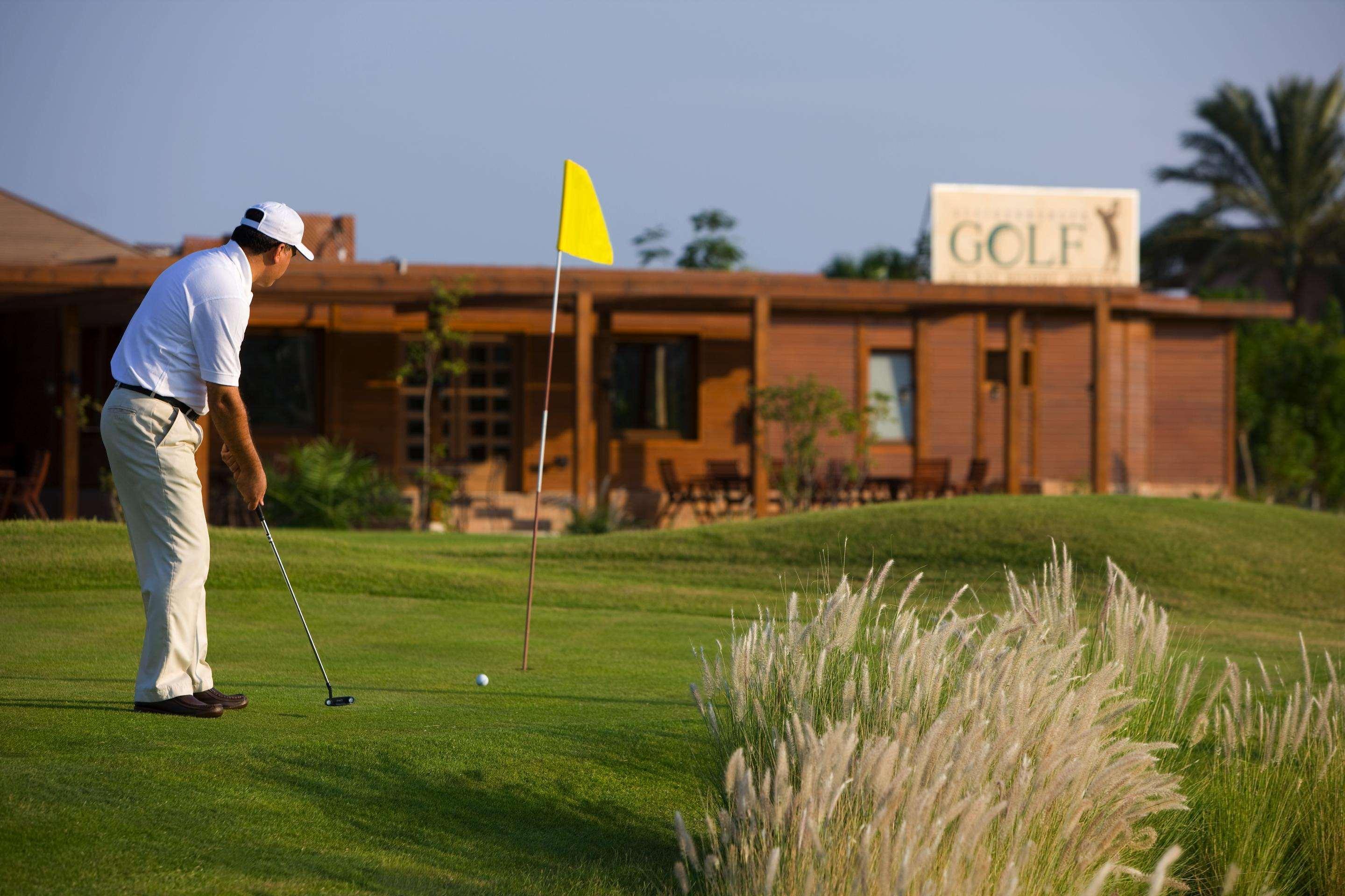 Steigenberger Aldau Beach Hotel Hurgada Dış mekan fotoğraf Golf course in Egypt