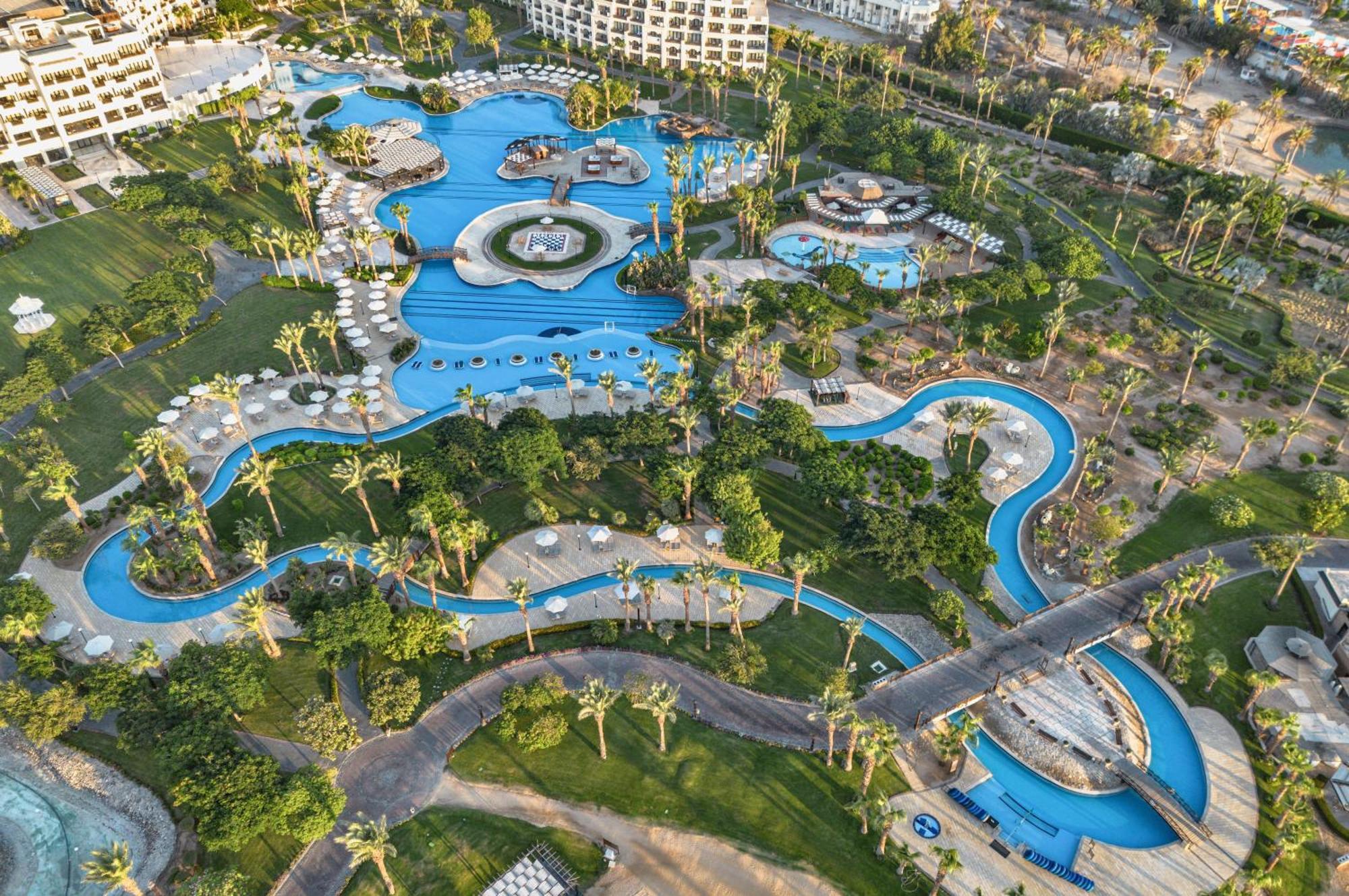 Steigenberger Aldau Beach Hotel Hurgada Dış mekan fotoğraf Aerial view of the pool complex